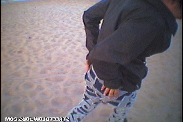 Лапочка сосет пенис на прогулке 9 фото