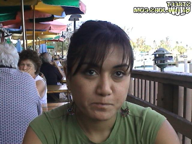 Уборщица ресторана отсосала клиенту в машине 2 фото