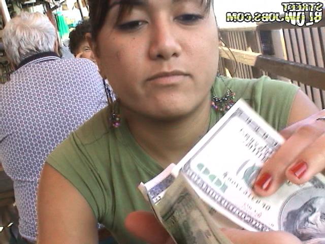 Уборщица ресторана отсосала клиенту в машине 5 фото