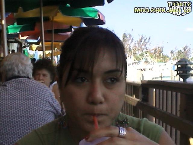 Уборщица ресторана отсосала клиенту в машине 4 фото