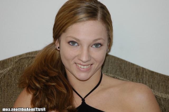 Молодая телка знает толк в сексе 1 фото