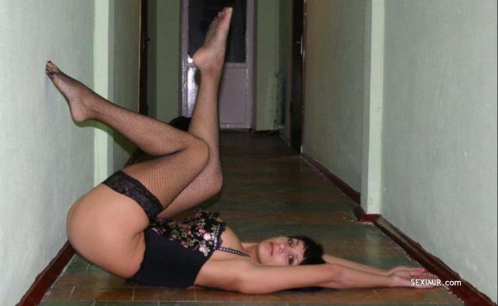 Темноволосая Настя с возбужденной киской 10 фото