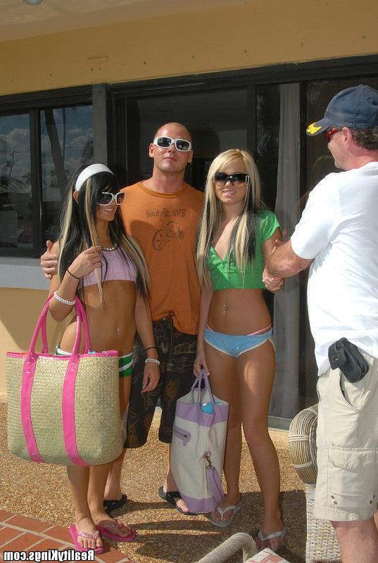 Молодые крали потрахались с лысым мачо 2 фото