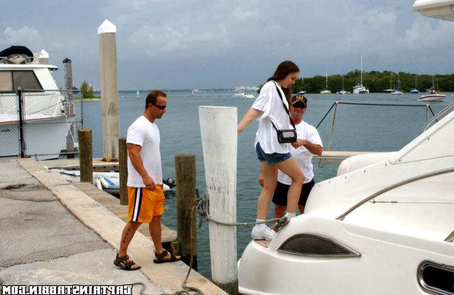 Молоденькая соска ублажает парней 2 фото