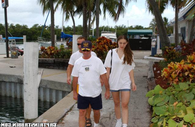 Молоденькая соска ублажает парней 1 фото