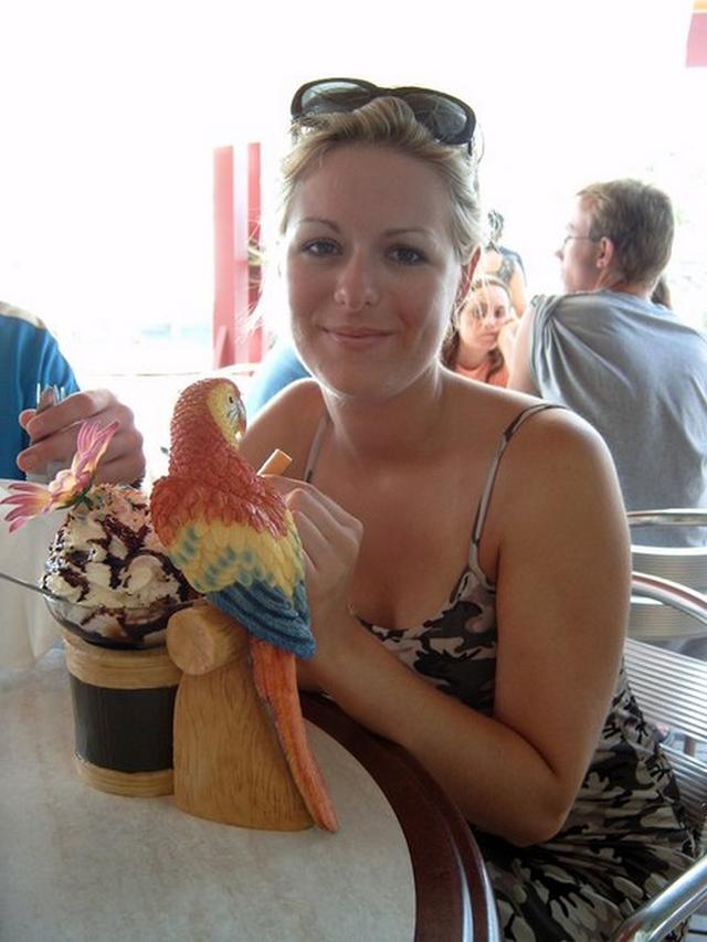 Мужик не против делиться своей женой 3 фото