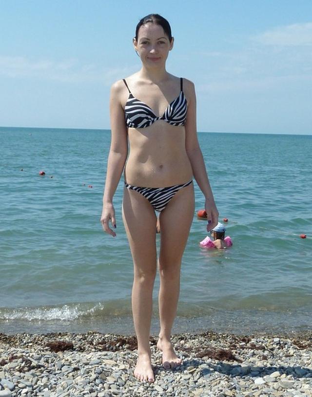 Брюнетка готова показывать свои прелести 3 фото