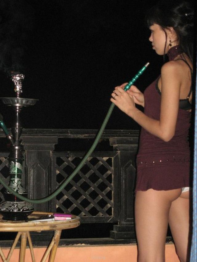 Хорошенькая брюнетка на отдыхе 16 фото