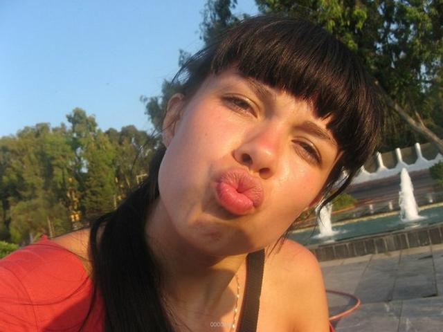 Хорошенькая брюнетка на отдыхе 20 фото