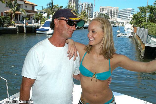 Стройную красотку поимели на яхте 4 фото