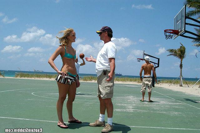 Стройную красотку поимели на яхте 1 фото