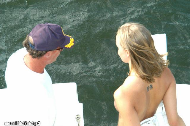 Стройную красотку поимели на яхте 26 фото