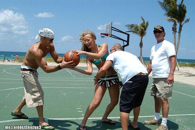 Стройную красотку поимели на яхте 2 фото