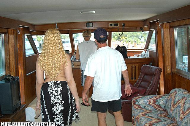 Капитан корабля поимел белокурую глупышку 4 фото