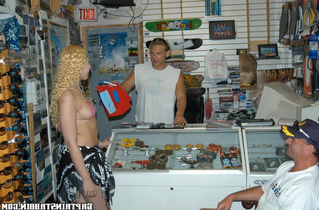 Капитан корабля поимел белокурую глупышку 2 фото