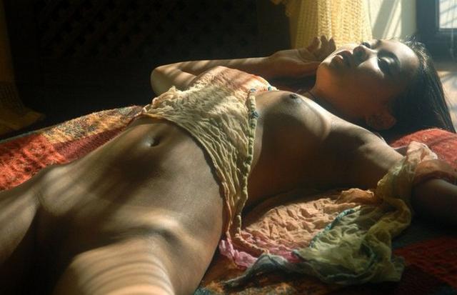 Дамы дрыхнут, а мужики их снимают 14 фото