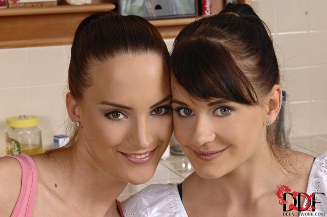 Молодухи ублажают взрослого мужика 11 фото