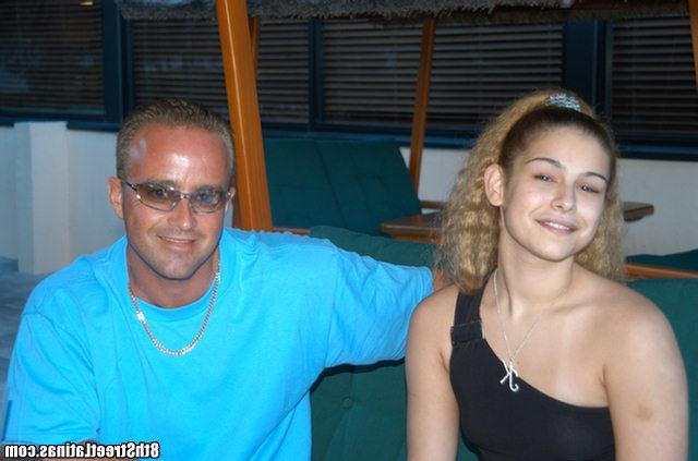 Мужики уговорили на секс официантку 3 фото