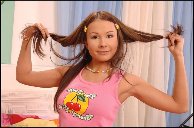 Трахает молодуху в попочку 1 фото