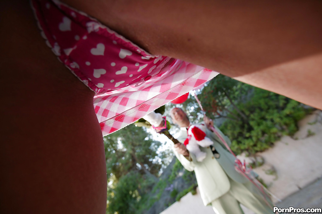 Студентка с косичками взяла в рот у профессора 1 фото