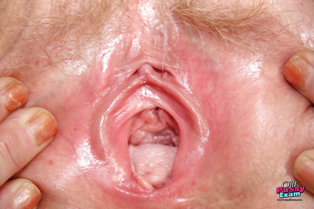 Развратная врачиха мастурбирует на смотровом кресле 14 фото