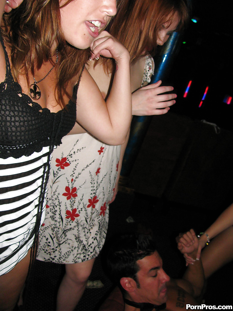 Пьяные девки устроили групповуху со стриптизерем 14 фото