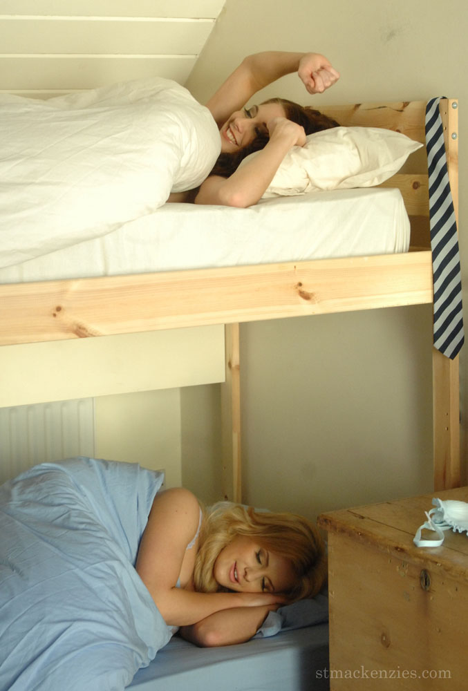 Студентки читают книжку голенькими 9 фото