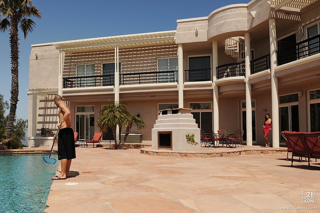 Брюнетка возбудила чистильщика бассейна своими пикантными местами 7 фото