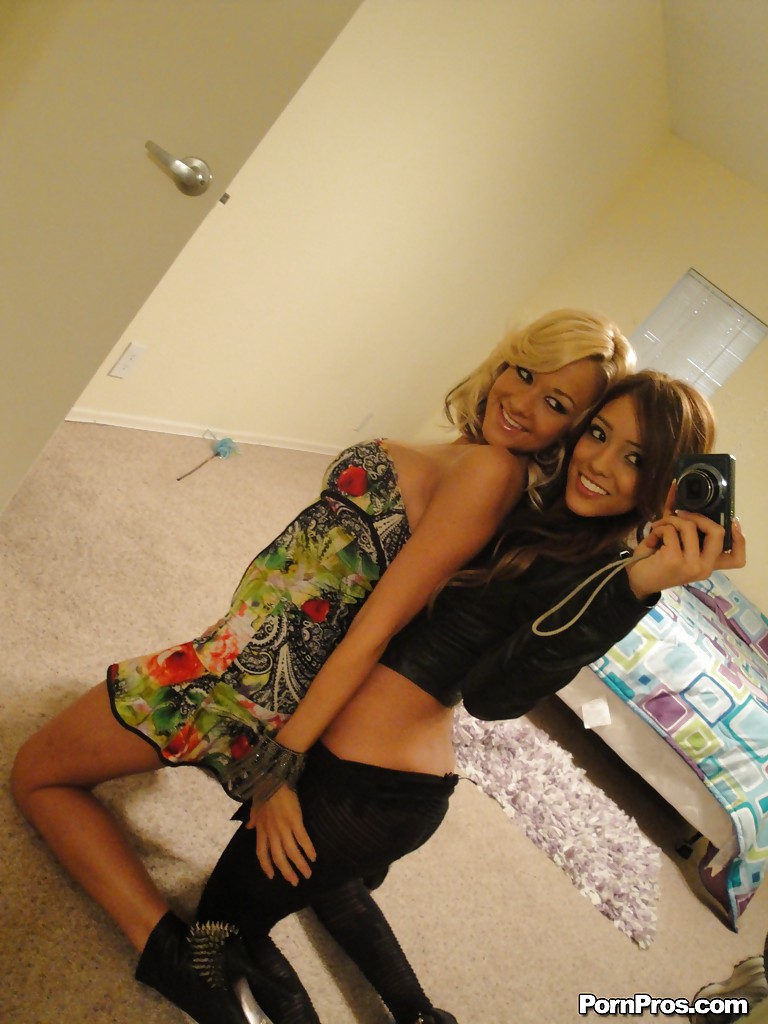 Подруги блещут пикантными местами 9 фото