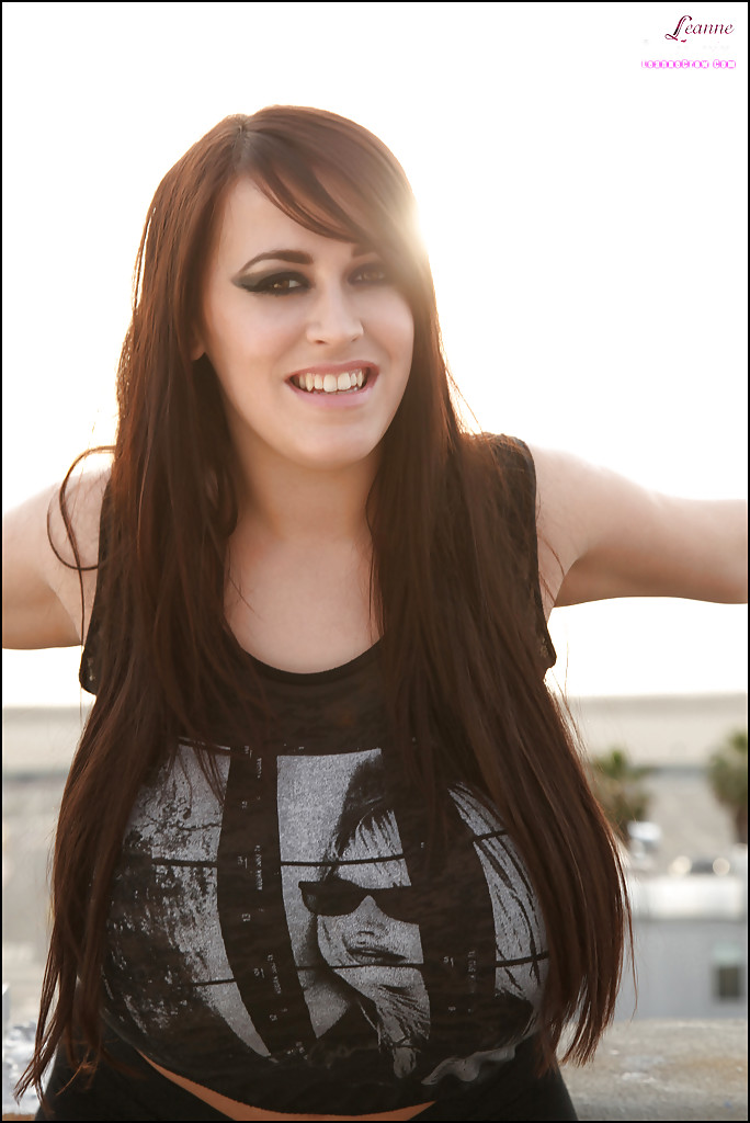 Стерва показала огромные сиськи на крыше дома 4 фото