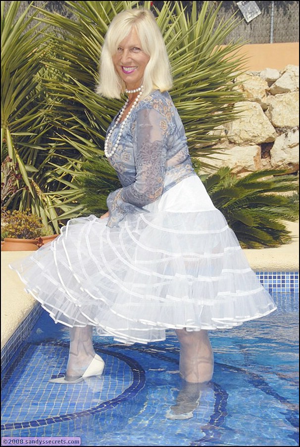 Зрелая мамзель оголяется возле бассейна 3 фото