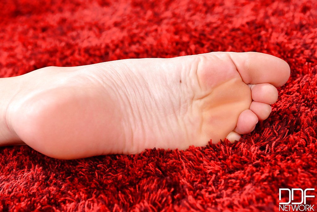 Красивая девушка показывает дырочки и любуется ножками 15 фото