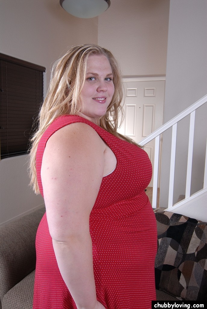 Сексуальная толстушка показывает обнаженные прелести 2 фото
