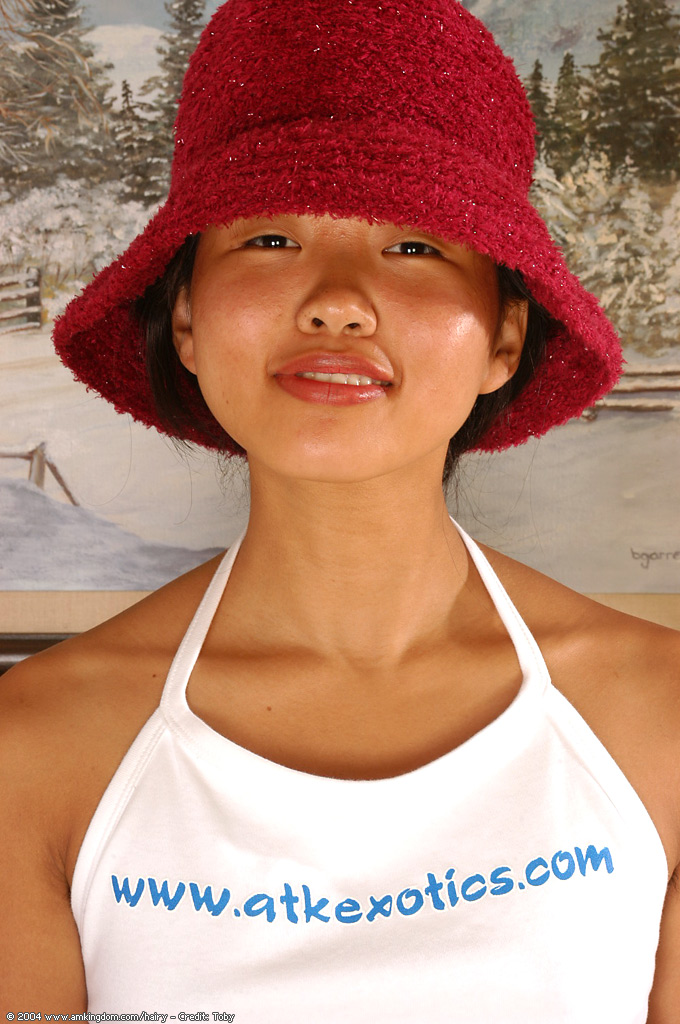 Азиатка проникает в волосатую щелку пальчиками 1 фото