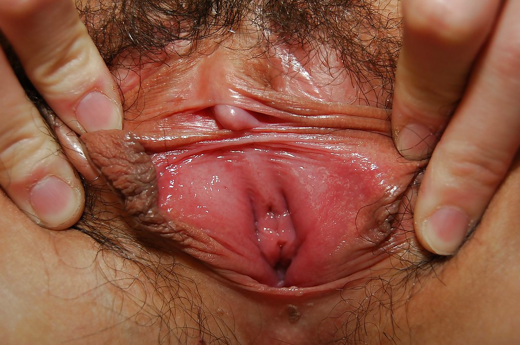 Узкоглазая шалава похвасталась волосатой щелкой 13 фото