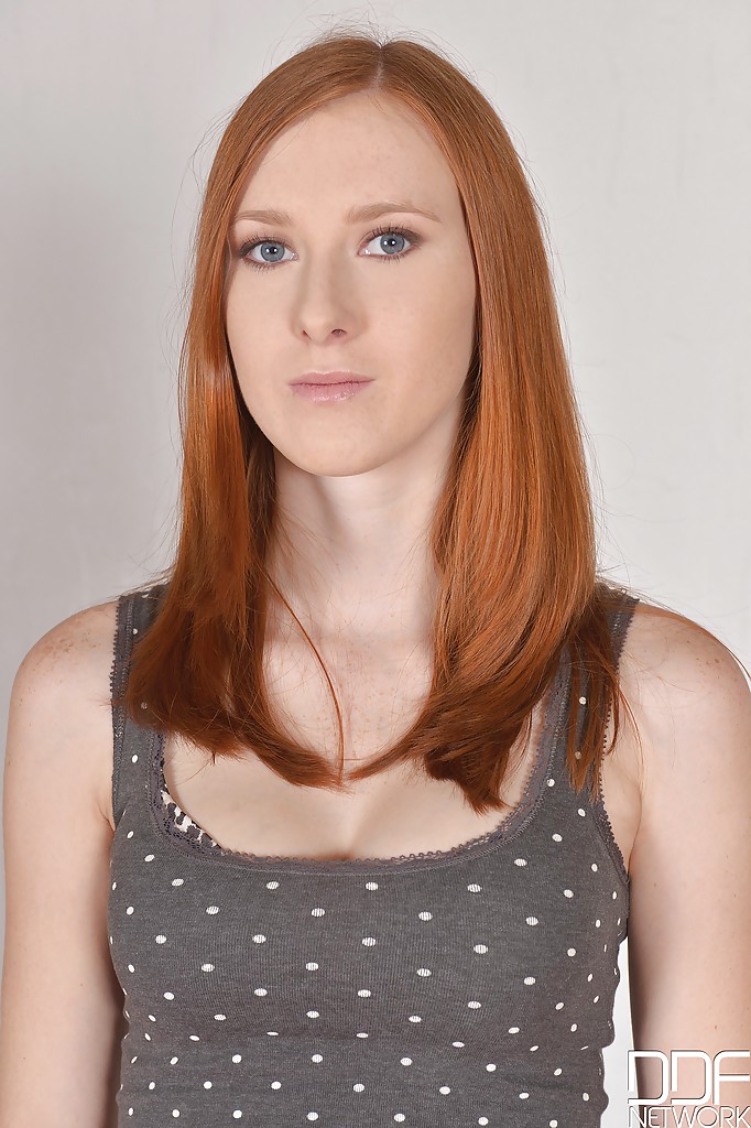 Рыжая стерва сверкает аккуратной киской 1 фото