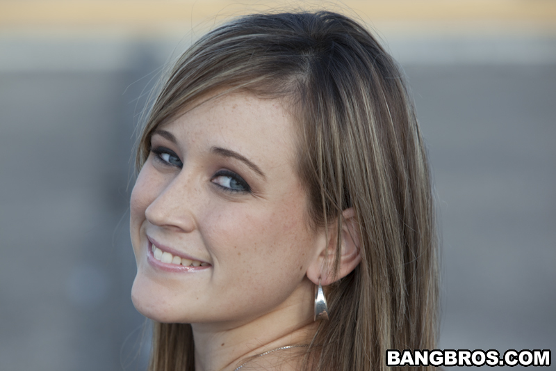 Жопастая бухгалтерша оголилась на крыше офиса 3 фото