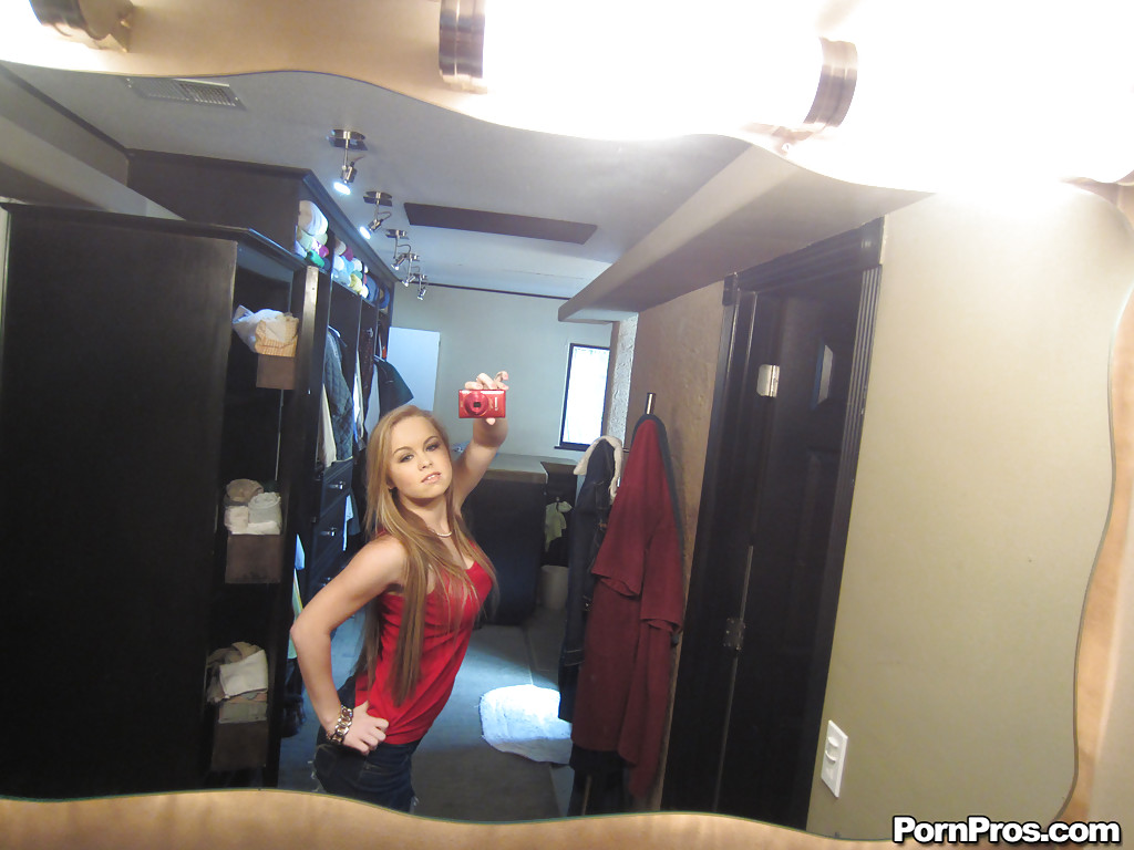 Обаятельная чика оголила тело в спальне любовника 1 фото