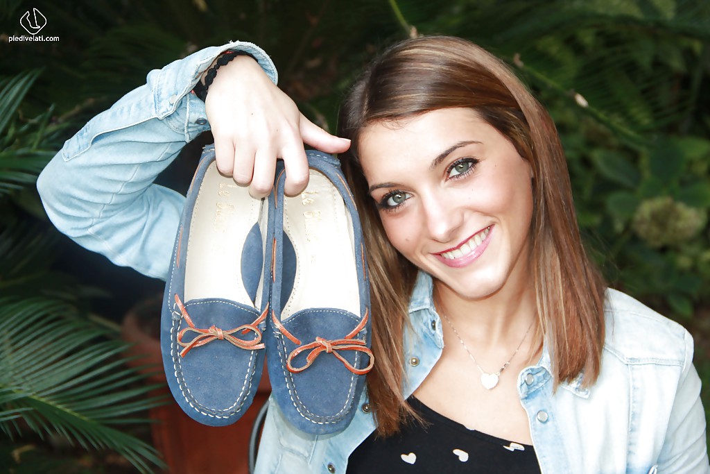 Девушка из Европы показывает красивые ножки в колготках 16 фото