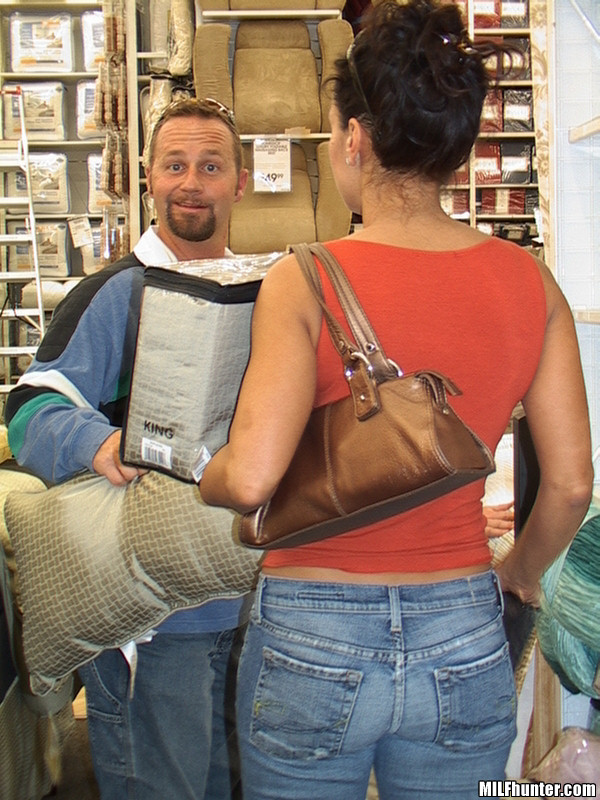 Случайный секс грудастой мамки и ее старого друга 1 фото