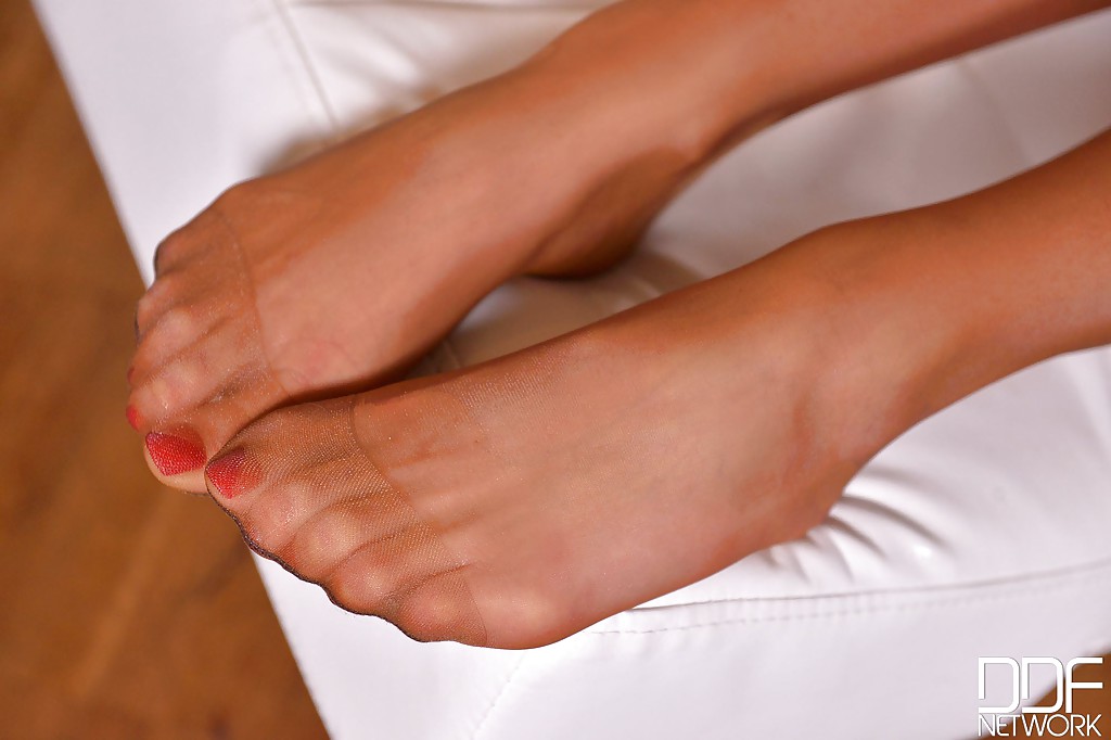 Русская красавица в колготках дрочит киску 11 фото