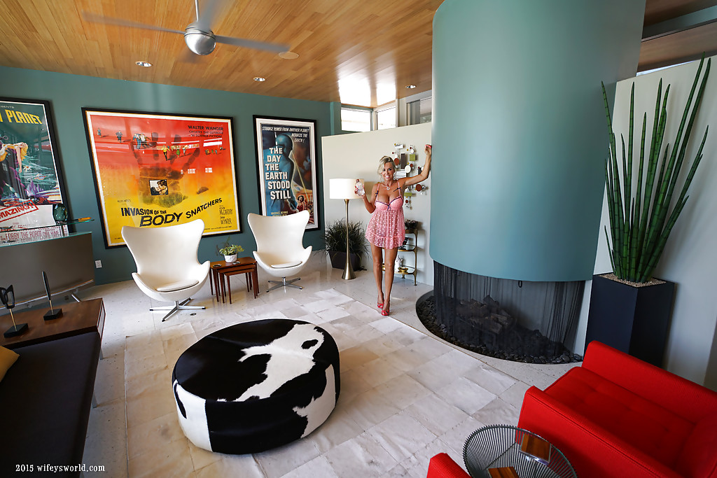 Зрелая блондинка любуется большими сиськами, стоя у зеркала 14 фото