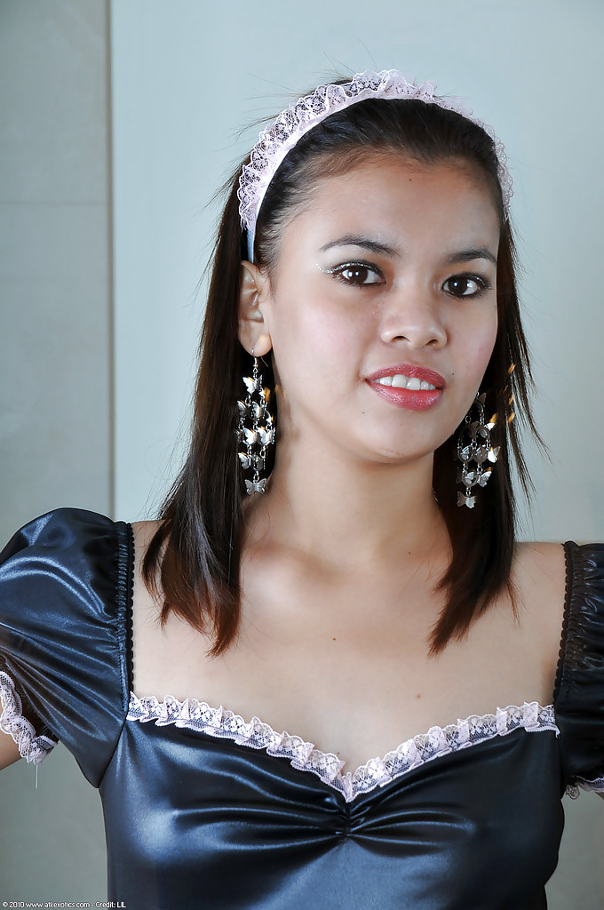 Азиатская горничная красиво раздевается во время перерыва 1 фото