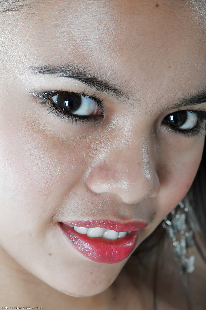 Азиатская горничная красиво раздевается во время перерыва 15 фото