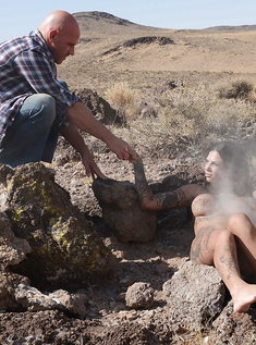 Мужик нашел сисястую брюнетку с татуировками в пустыне и трахнул в ротик