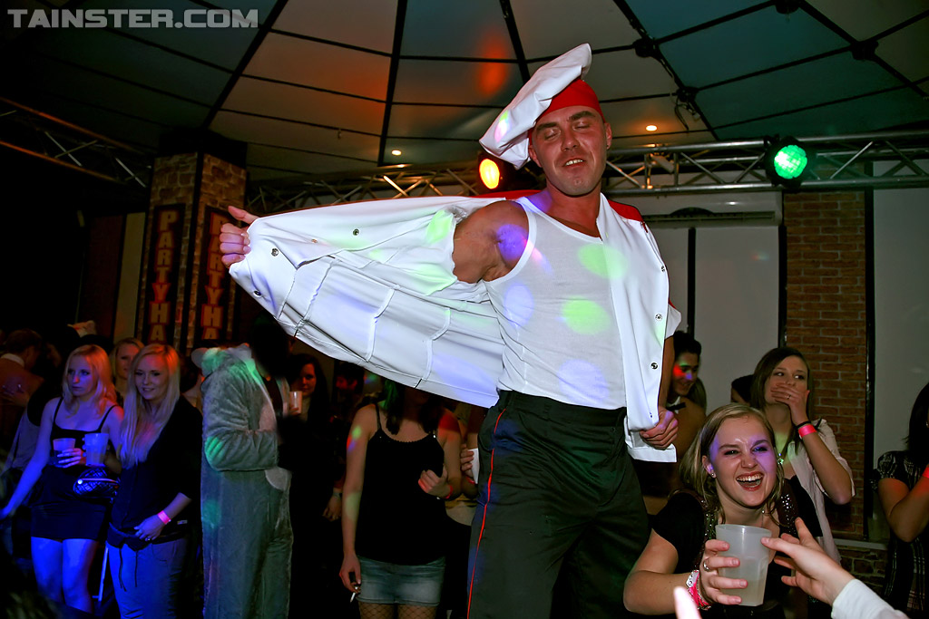 Пьяные телки сосут у стриптизеров с клубе 2 фото