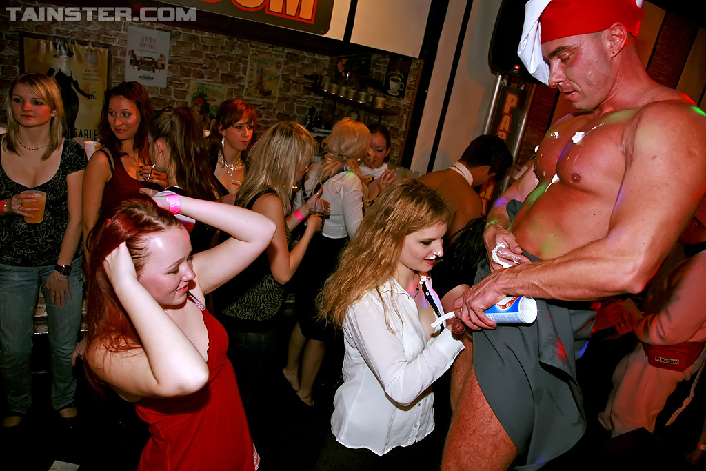 Пьяные телки сосут у стриптизеров с клубе 7 фото