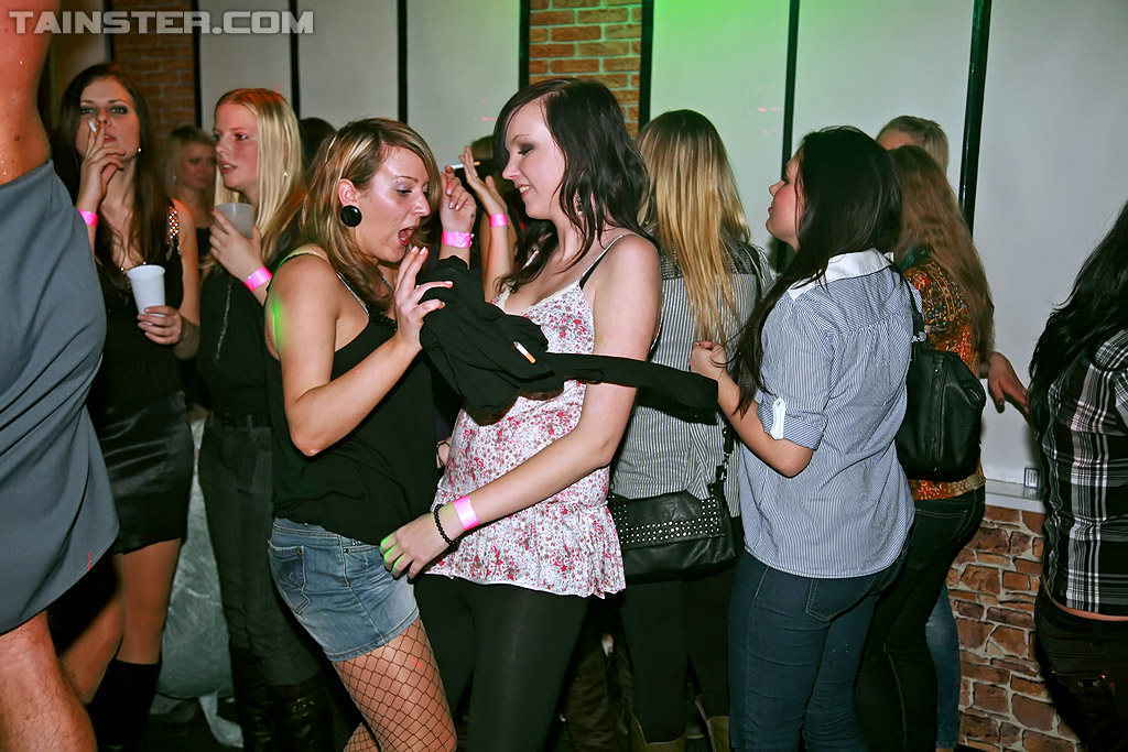 Пьяные телки сосут у стриптизеров с клубе 11 фото