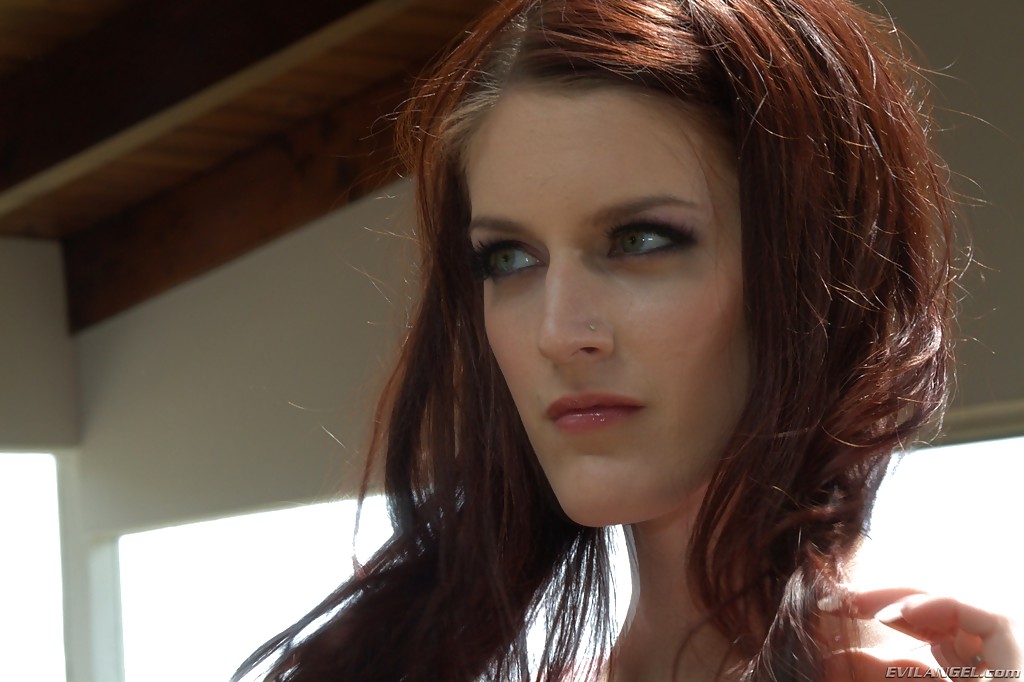 Стройная модель в легинсах показывает голое тело 1 фото