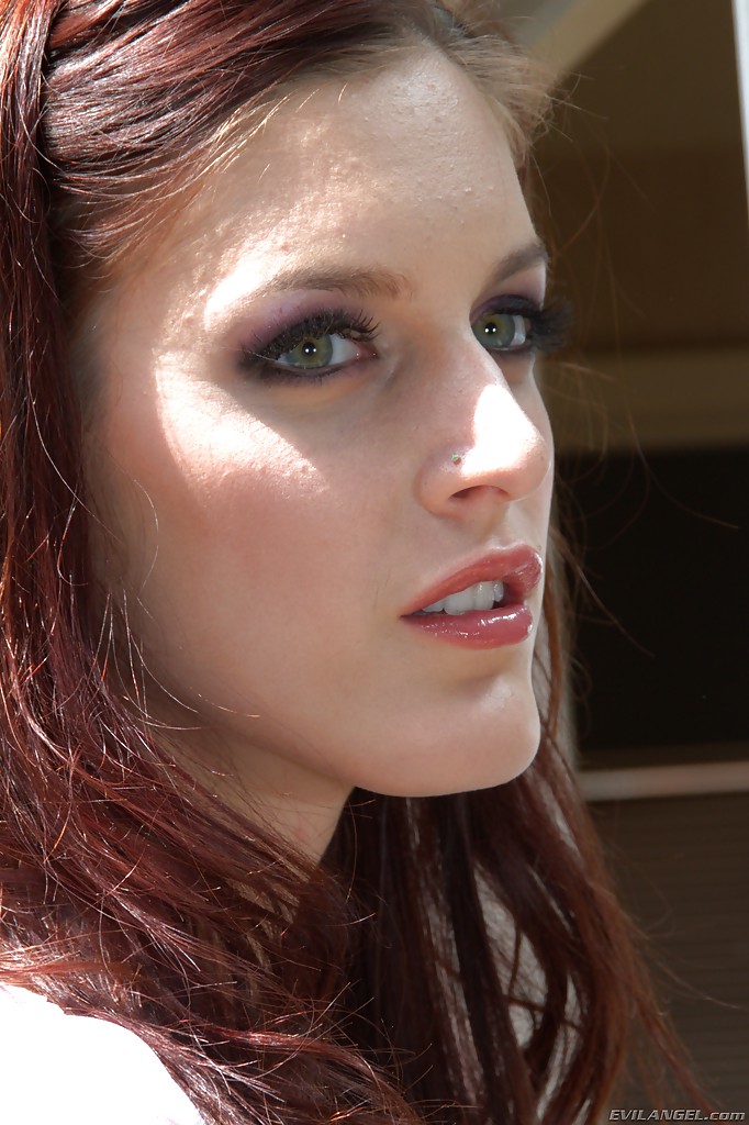 Стройная модель в легинсах показывает голое тело 3 фото